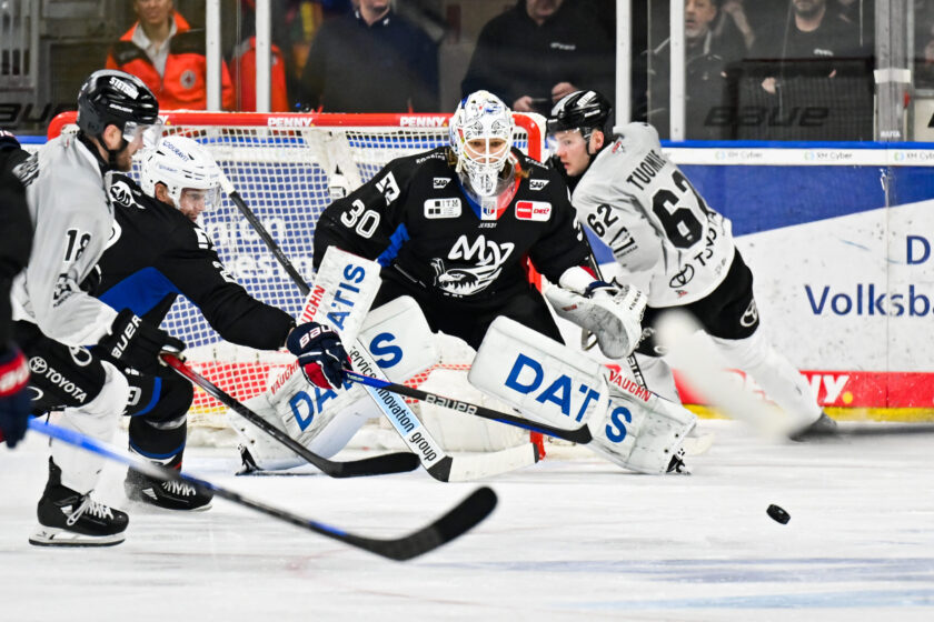 Parker Tuomie (r.) hat im Duell mit Mannheims Arno Tiefensee (m.) das Nachsehen (Fotos: City Press GmbH)